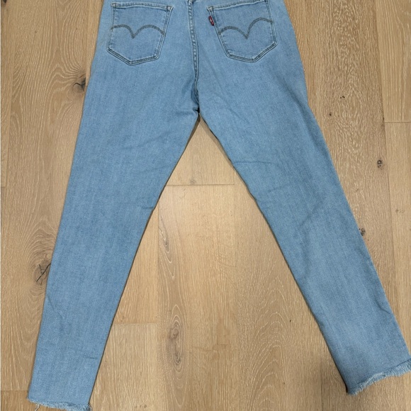 Women’s Levi’s 711 Cropped Jeans - Picture 4 of 4